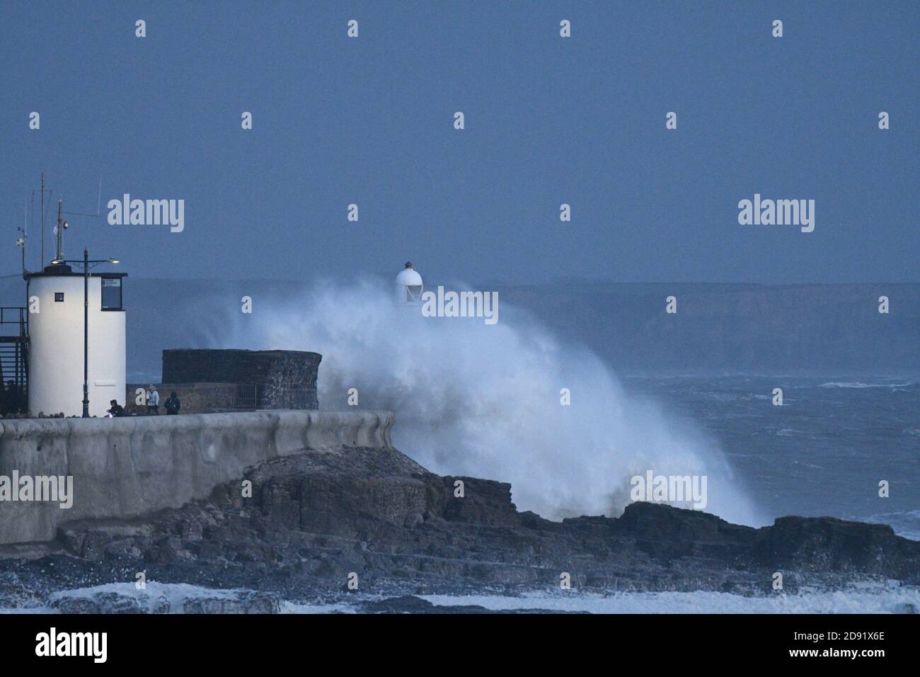 Porthcawl, Galles del Sud, Regno Unito. 2 novembre 2020. Tempo nel Regno Unito: Grandi onde sulla costa questo pomeriggio, mentre i resti dell'uragano Zeta continuano a sterline il Regno Unito. Credit: Andrew Bartlett/Alamy Live News Foto Stock