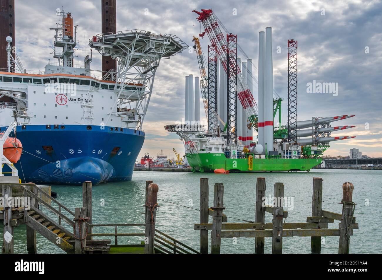 Navi di installazione Apollo e Vole Au Vent ormeggiate presso il terminal di carico pesante REBO nel porto di Ostend, Belgio, che caricano turbine eoliche per l'azienda eolica SeaMade Foto Stock
