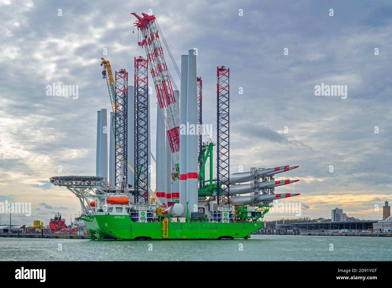 Nave di installazione Apollo ormeggiata al terminal di carico pesante REBO nel porto di Ostend, Belgio, che carica 2 gruppi di turbine eoliche per l'azienda eolica SeaMade offshore Foto Stock