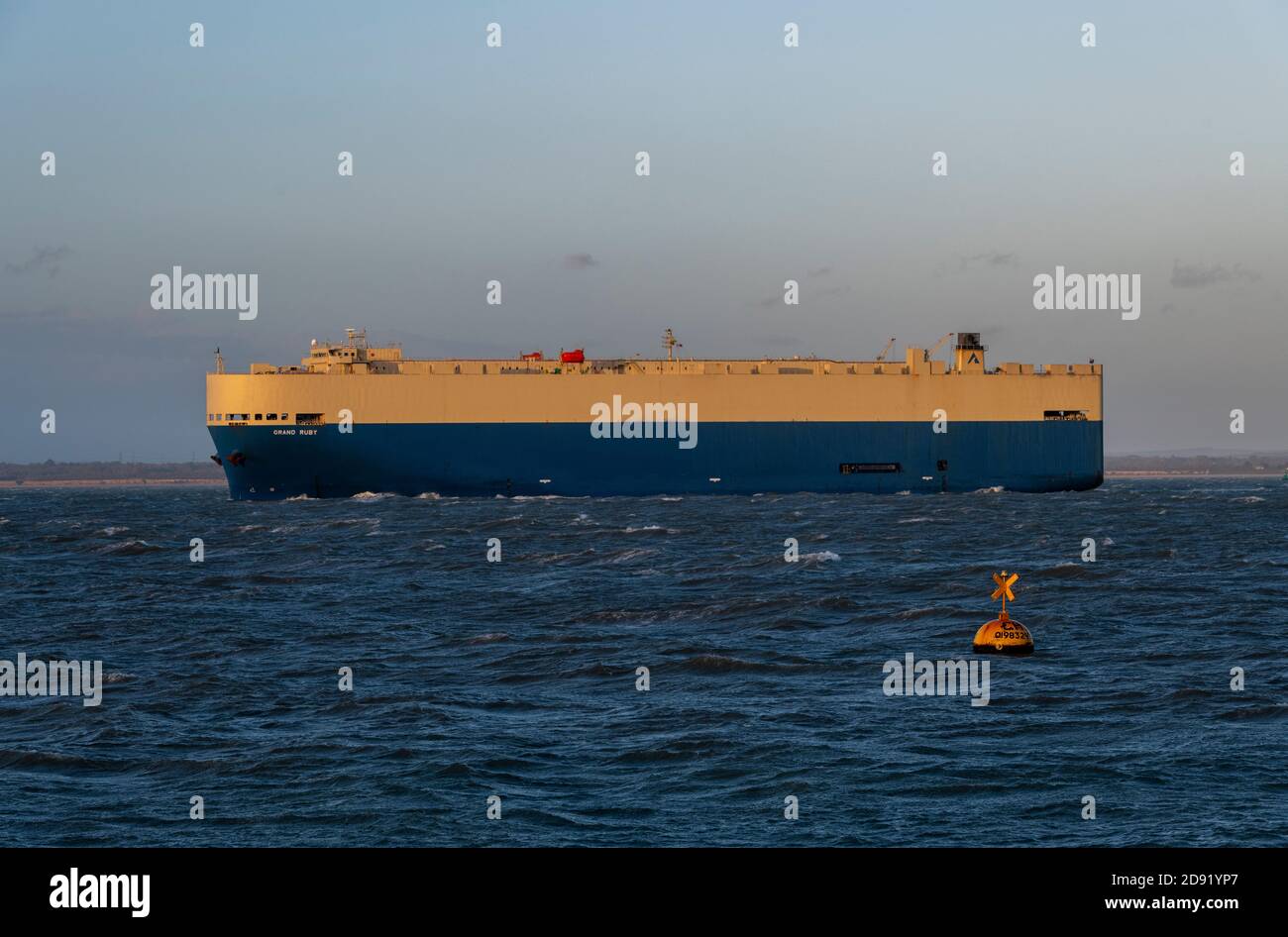 trasporto di auto nave di trasporto per automobili importati ed esportati veicoli dall'europa nave nel solent che entra nel porto di southampton banks. Foto Stock