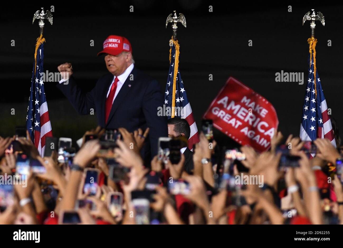 OPA Locka, Stati Uniti. 01 Nov 2020. 1 novembre 2020 - Opa-Locka, Florida, Stati Uniti - il presidente degli Stati Uniti Donald Trump saluta i tifosi quando arriva a parlare a un raduno di campagna all'aeroporto internazionale di Miami-Opa Locka il 1° novembre 2020 a Opa-Locka, Florida. Il presidente Trump ha tenuto eventi in cinque stati oggi, mentre continua la sua campagna contro il candidato presidenziale democratico Joe Biden due giorni prima delle elezioni del 3 novembre. Credit: Paul Hennessy/Alamy Live News Foto Stock