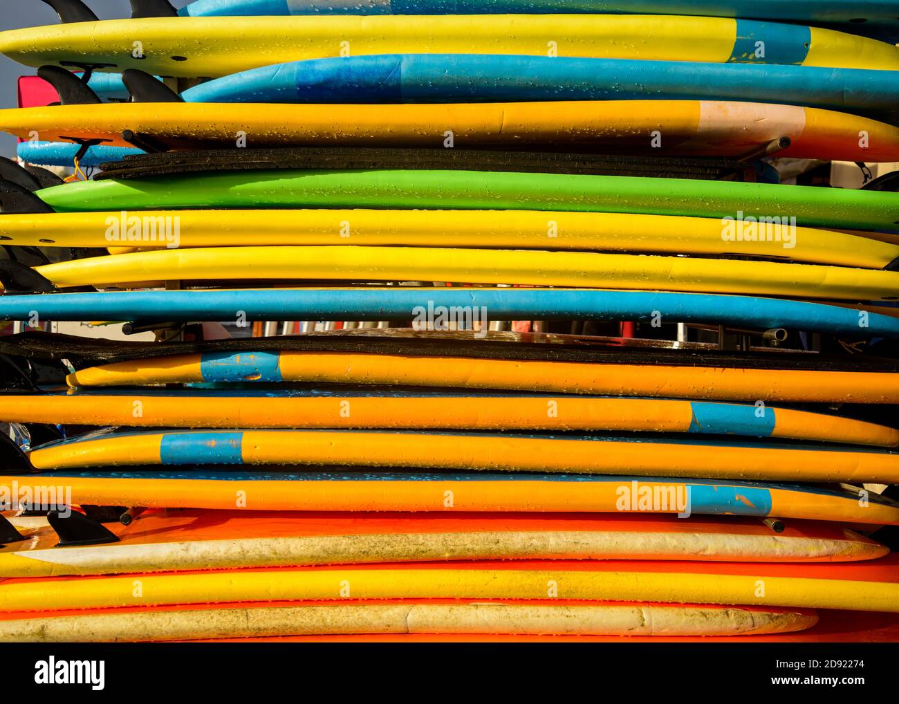 Pila di tavole da surf colorate Foto Stock