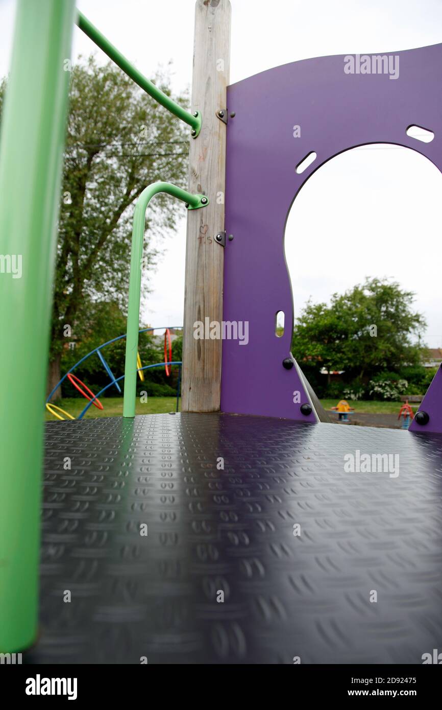 Area di arrampicata multicolore in un parco giochi vuoto per bambini Foto Stock