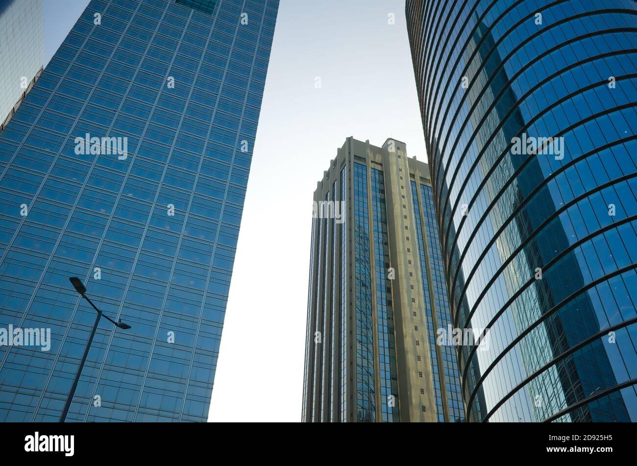 Vista ad angolo basso della facciata di edifici in vetro e acciaio di moderni edifici di uffici. Grattacieli di alta altezza a Buenos Aires, Argentina. Foto Stock