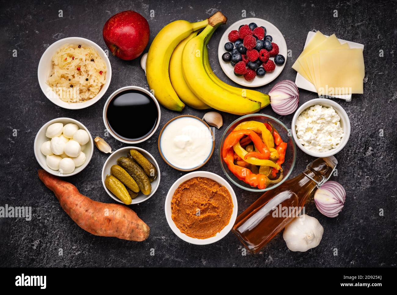 Alimenti probiotici e prebiotici ricchi di batteri sani, buoni per salute Foto Stock