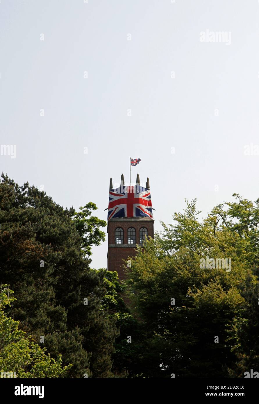 Faringdon Folly, visto sopra la linea dell'albero, con la cima avvolta nella bandiera dell'Unione, per celebrare il matrimonio del Principe William e Kate 29 aprile 2011. Foto Stock