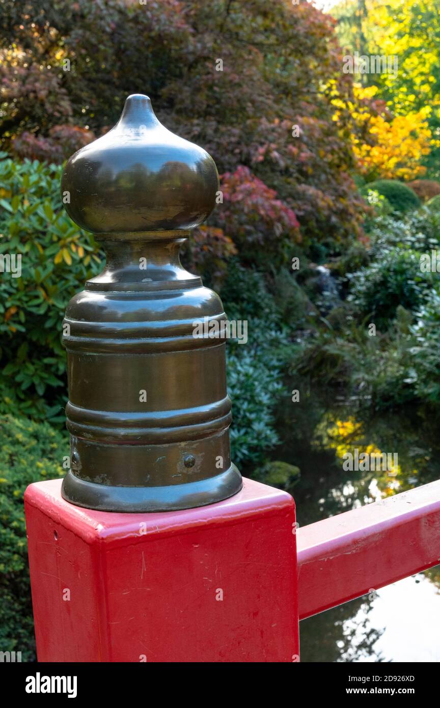 Fiammifera di fiammifera di loto su un ponte in stile giapponese Foto Stock