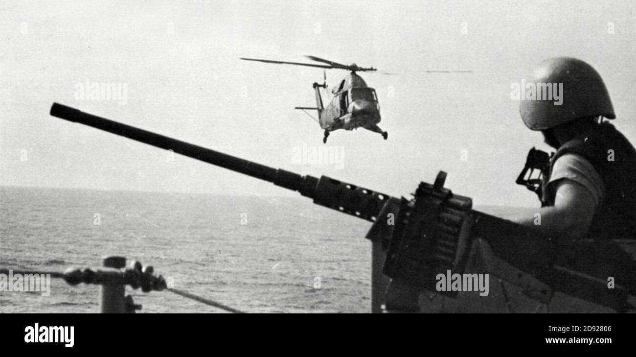 Kaman UH-2AB Seasprite of HC-1 si avvicina a USS Coontz (DLG-9) nel Golfo di Tonkin, nel 1966. Foto Stock