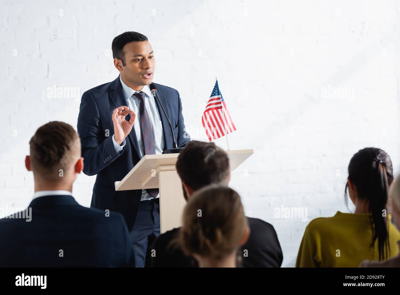 serio agitatore indiano che parla con gli elettori nella sala conferenze Foto Stock