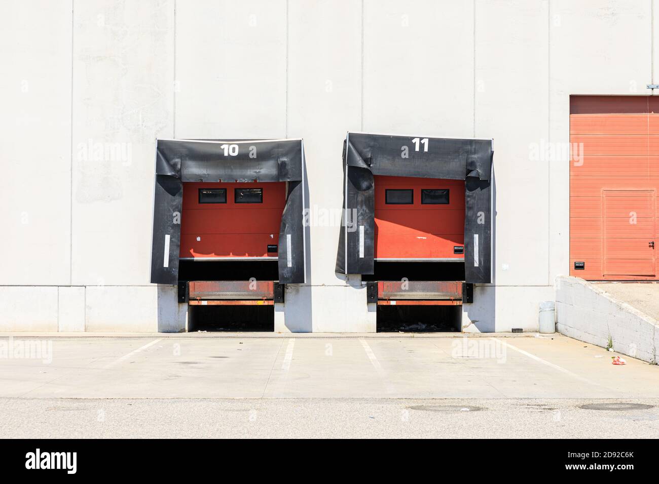 Banchina di carico per autocarri con sportello a soffitto, livellatore per banchine, guarnizioni per banchine di carico e tettuccio Foto Stock
