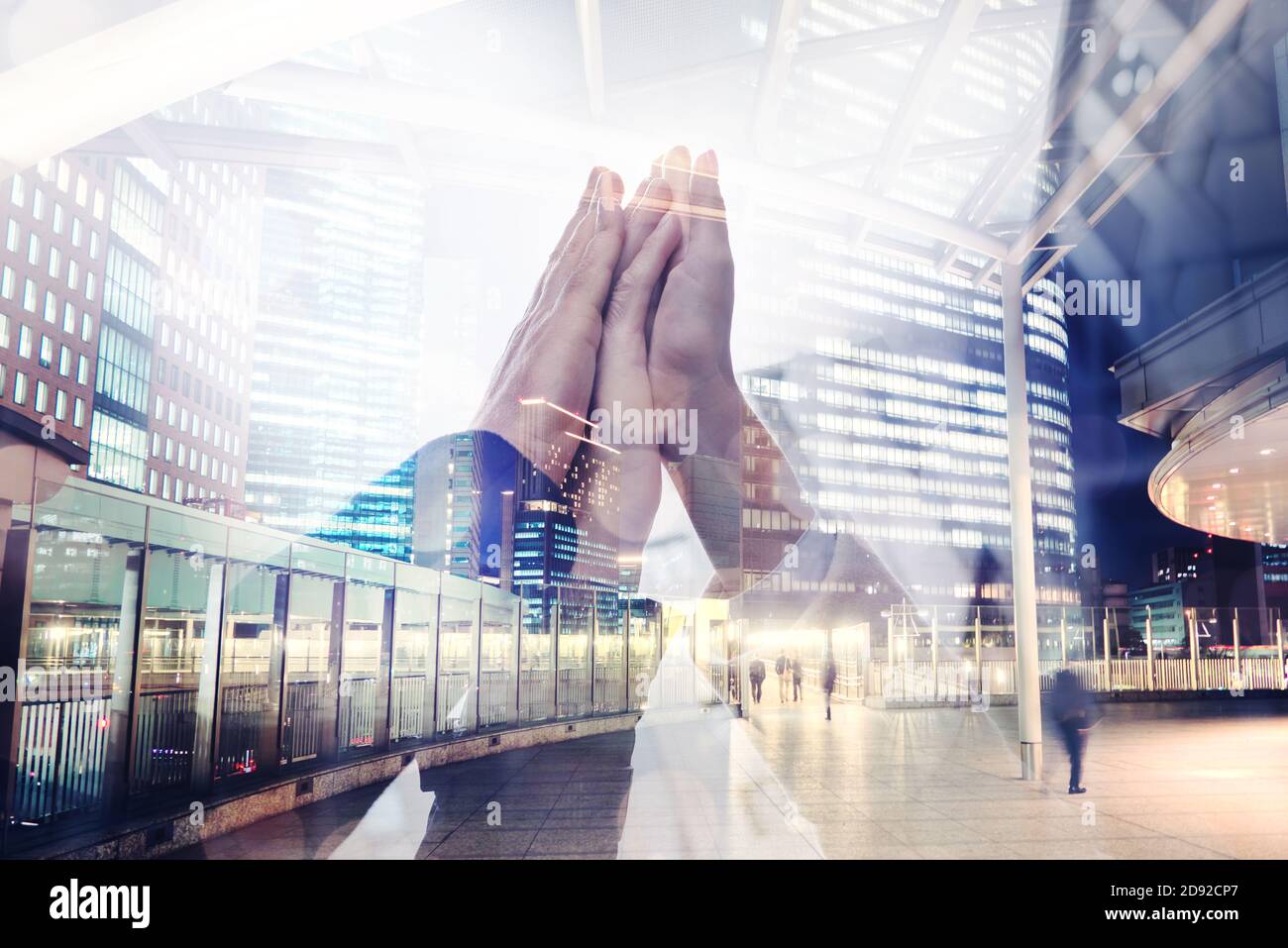 Tre persone aziendali hanno raggiunto cinque persone al di fuori dell'ufficio. Doppia esposizione con effetto luminoso Foto Stock