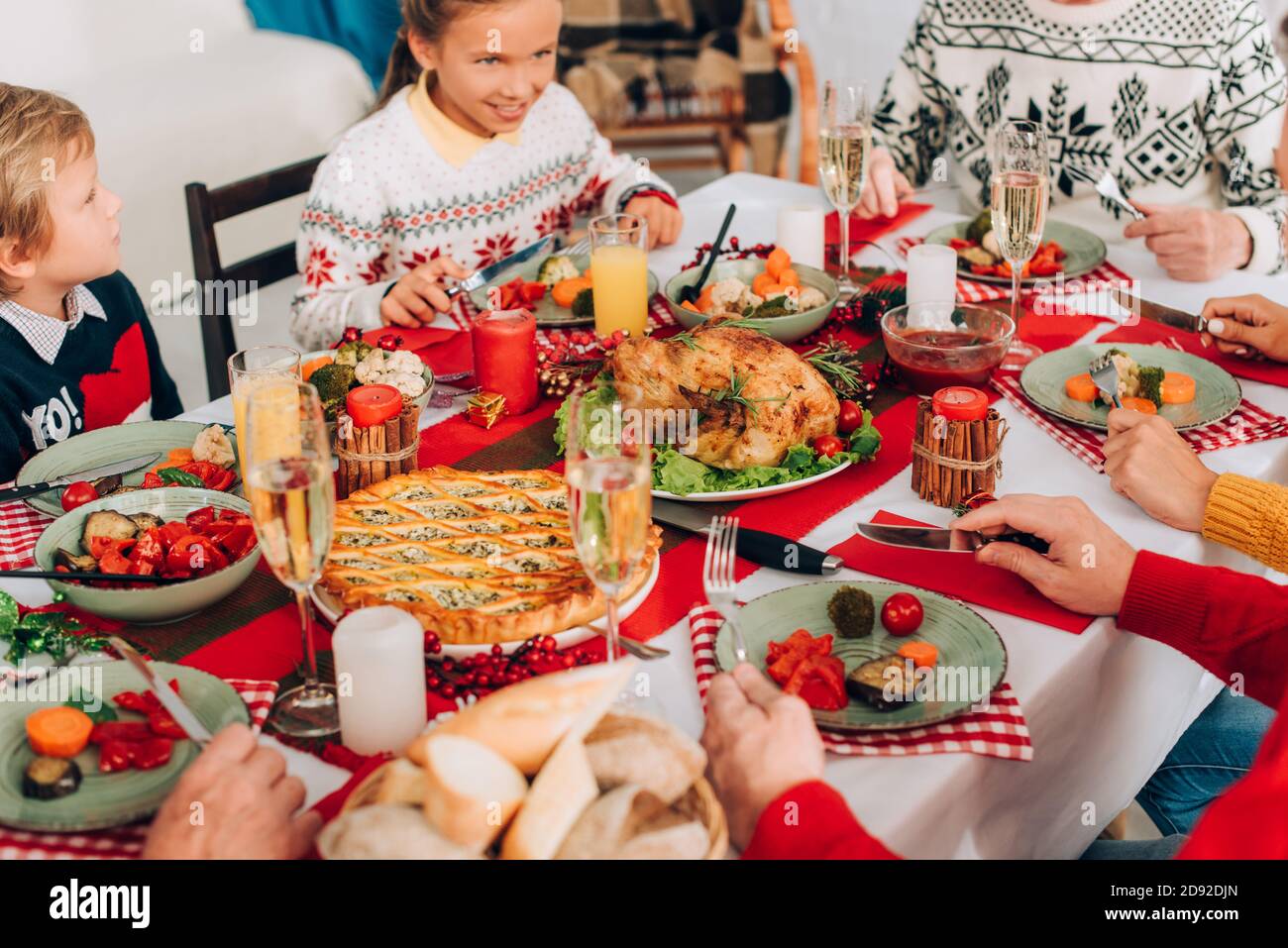 Fuoco selettivo del tavolo di festa con la cena di ringraziamento e la famiglia a casa Foto Stock