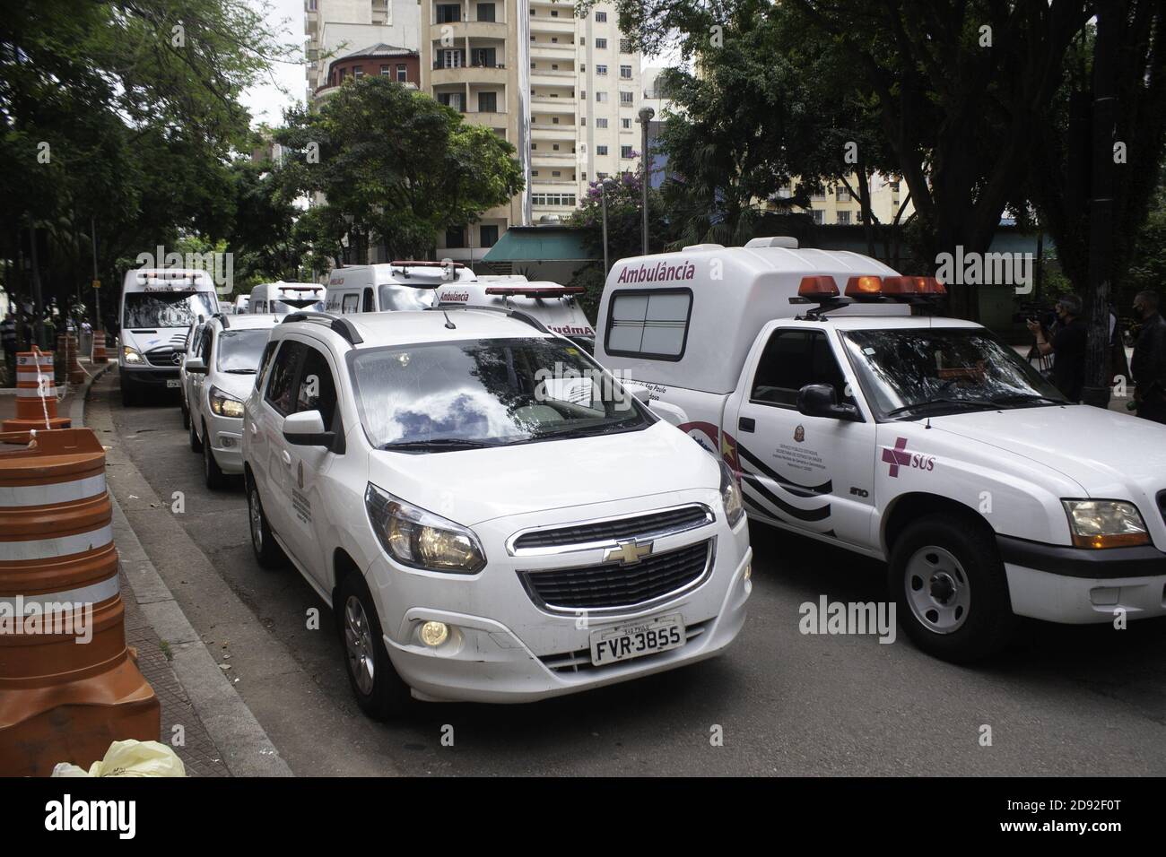 San Paolo, San Paolo, Brasile. 2 Nov 2020. San Paolo (SP), 02/11/2020 - HOMENAGEM/VITIMAS/COVID-19/SAO PAULO - o Governo de SP faz uma homenagem as vivimas de COVID-19 neste feriado de dia de Finados (2), proximo ao monumento Luiz Gama, no Largo do Arouche, segretario da Sao Paulo, De Gordo De Guilin de, De Guilin de Havera um Ã¢â‚¬Å"minuto de sirenesÃ¢â‚¬Â com ambulancias da Secretaria de Estado da Saude, em respeito as mais de 39 mil mortes pelo novo coronavirus no estado. Tambem como parte das homenagens, monumentos da Capital receberao uma faixa preta em luto pelas vivimas. ( Foto Stock