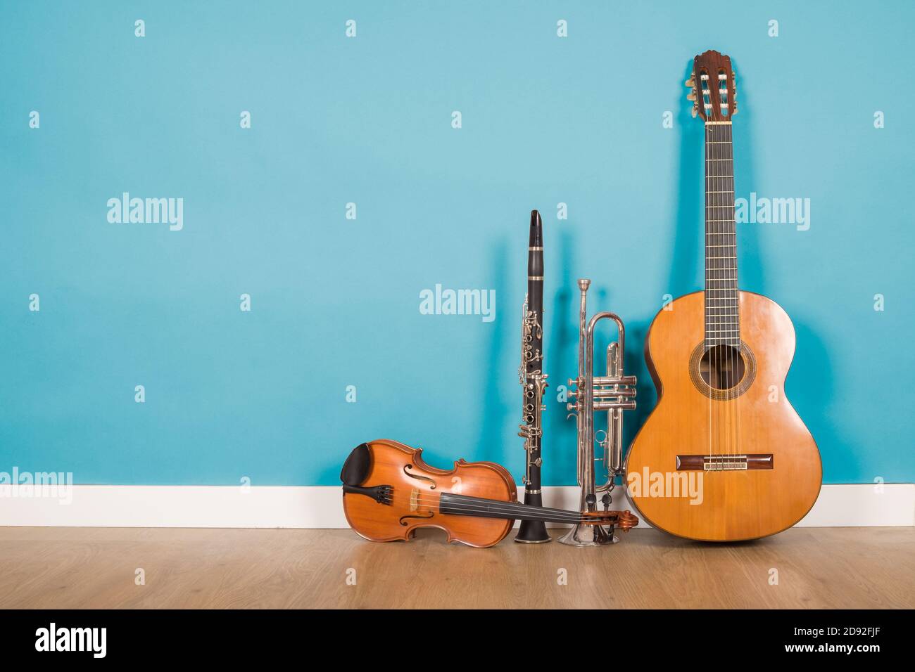 chitarra classica, violino, clarinetto e tromba su sfondo vintage Foto  stock - Alamy