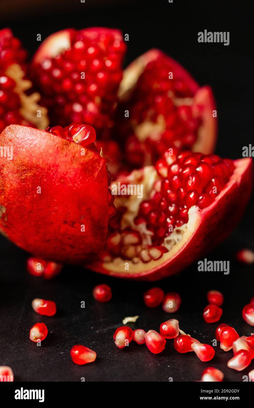 melograno maturo con grani grandi Foto Stock