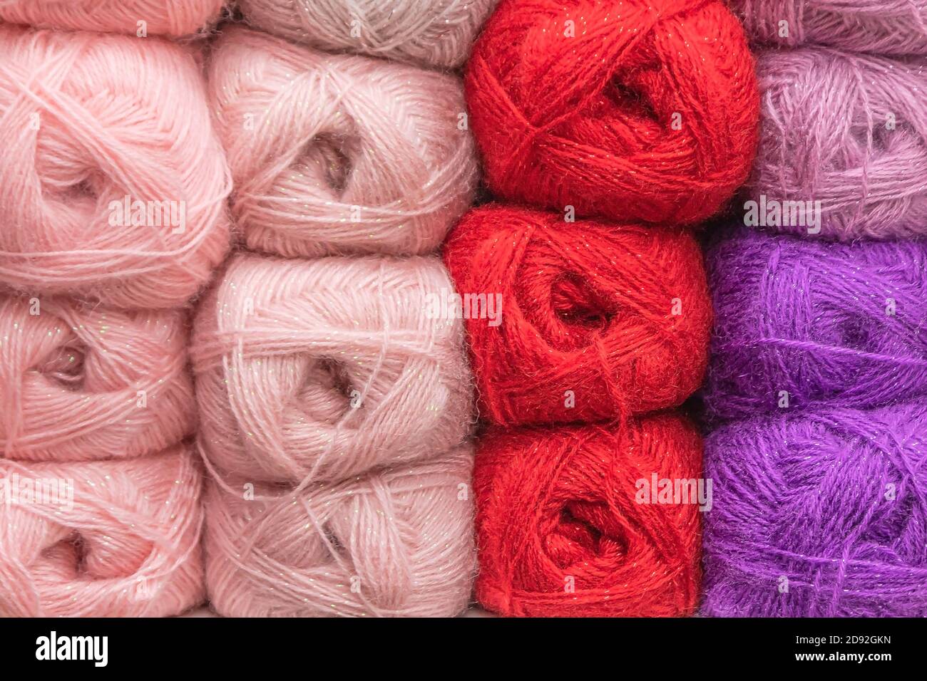 Matasse Dei Fili Colorati Per Ricamo - Muline Immagine Stock - Immagine