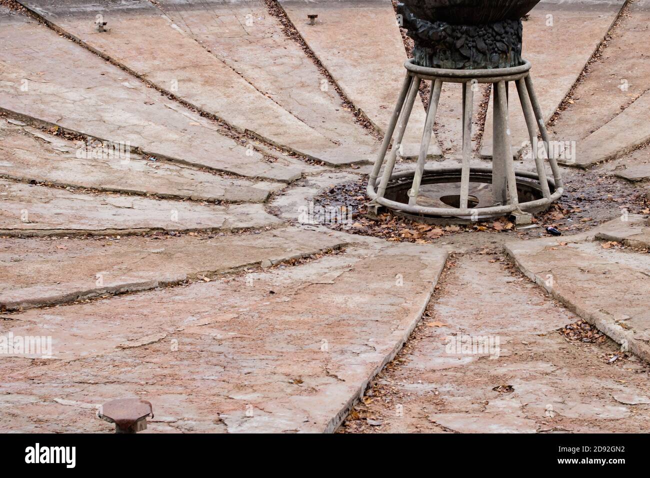 Disconnesso vecchio sistema fontana e foglie gialle Foto Stock