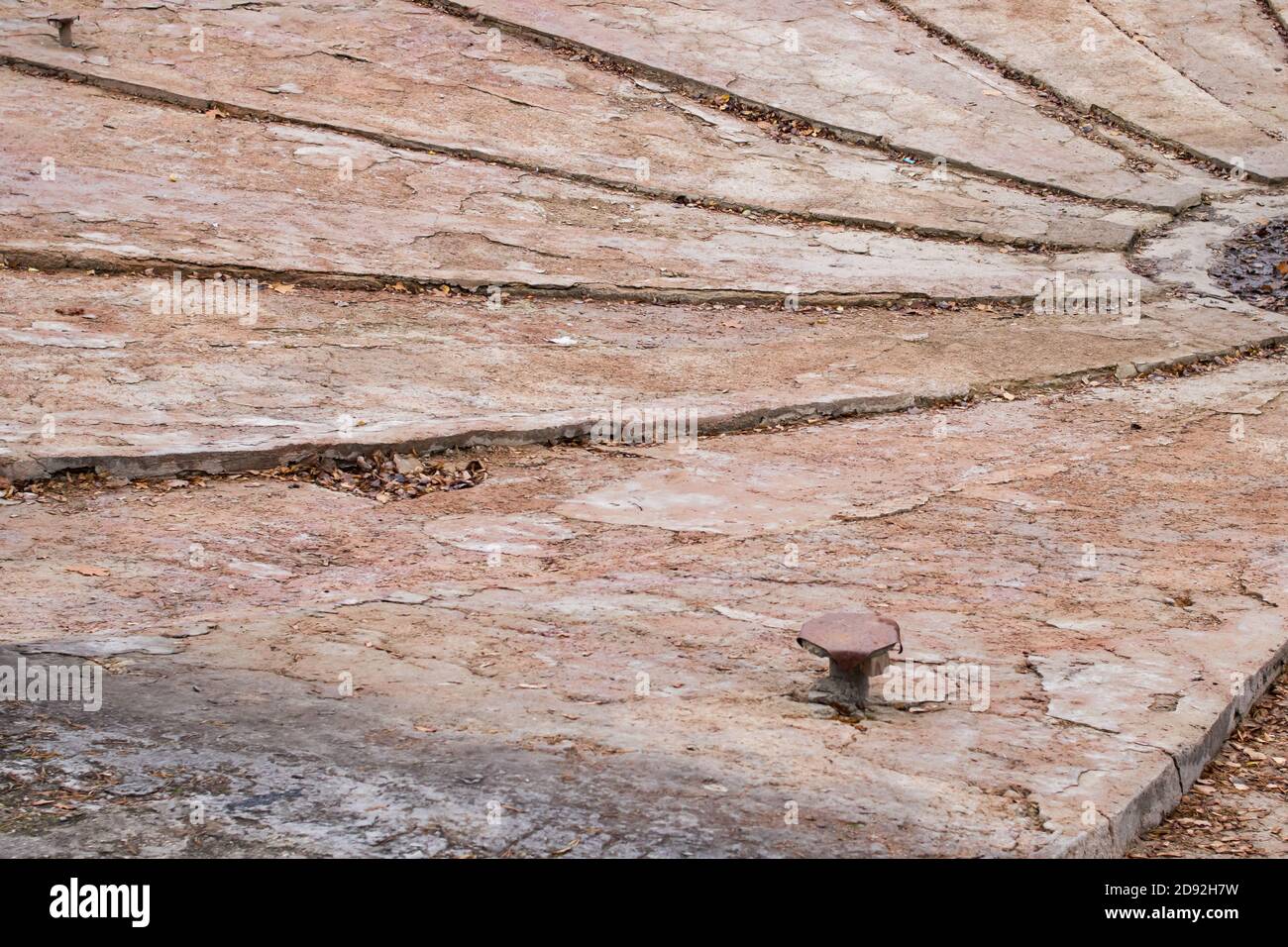 Disconnesso vecchio sistema fontana e foglie gialle Foto Stock