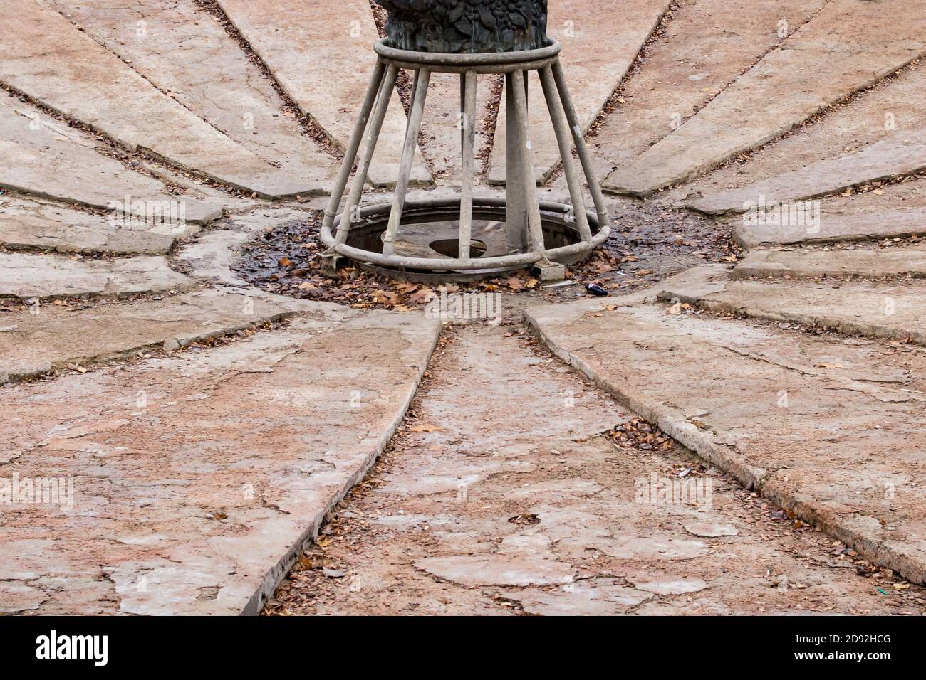 Disconnesso vecchio sistema fontana e foglie gialle Foto Stock