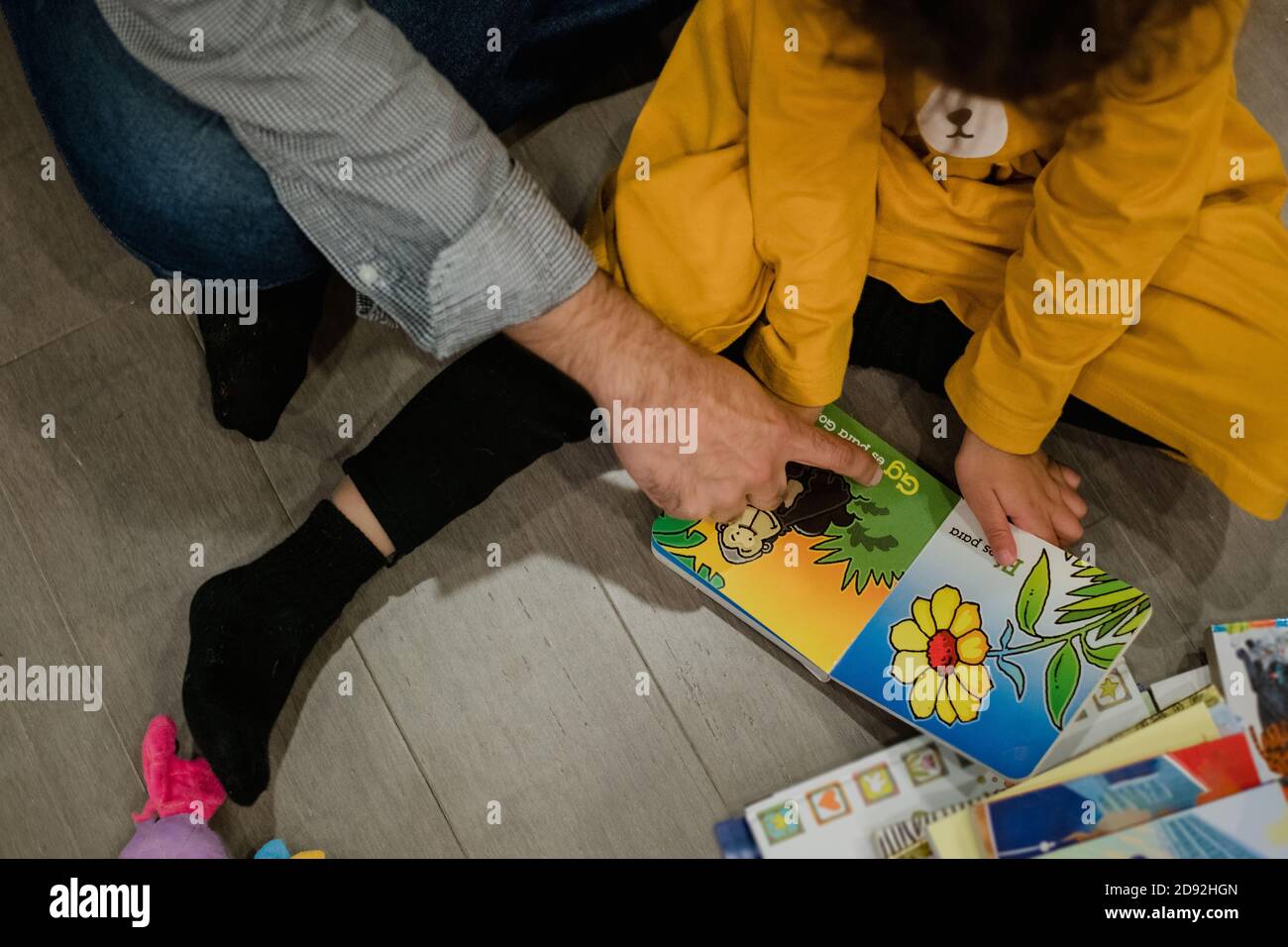 padre e figlia seduti insieme a leggere un libro Foto Stock