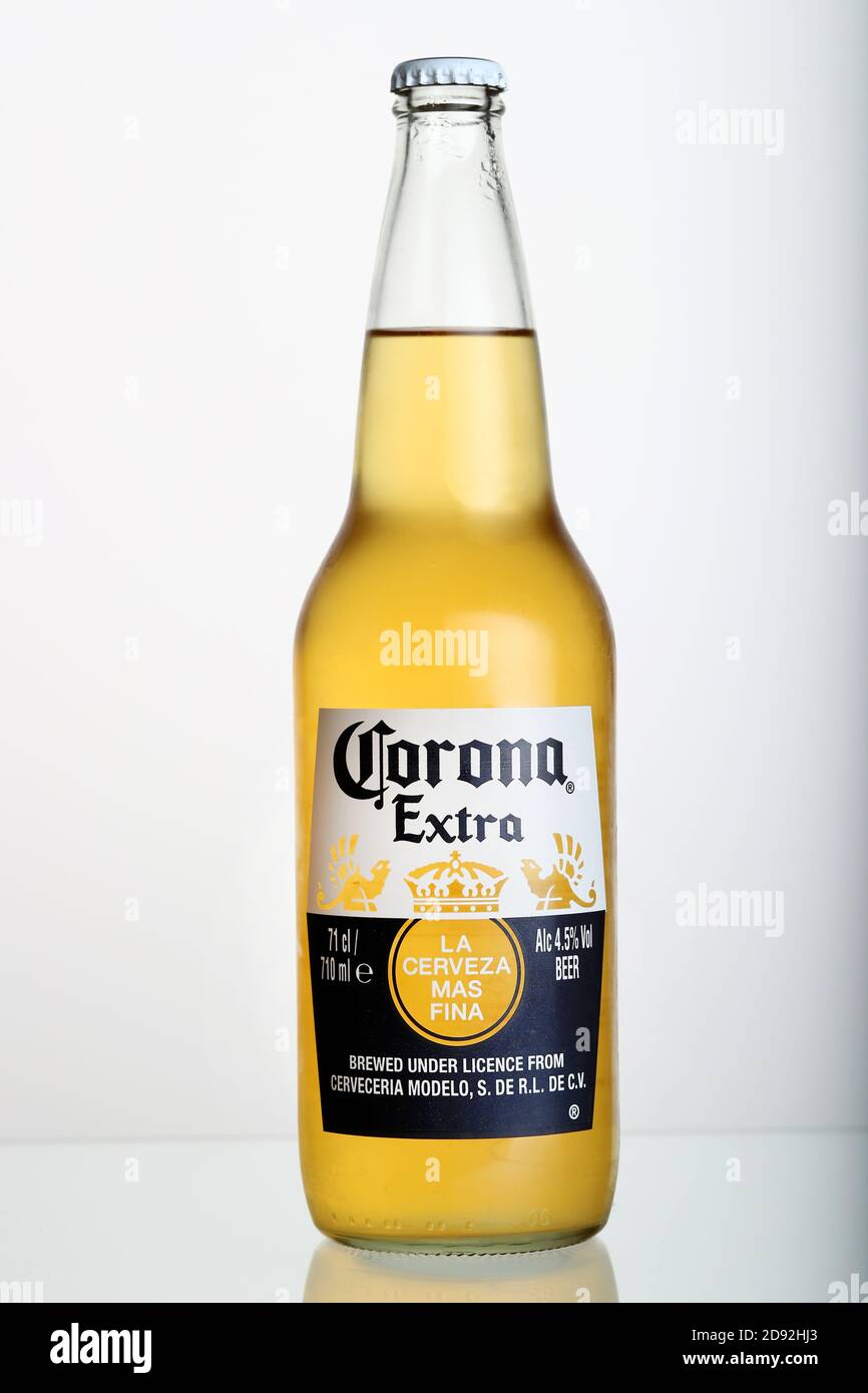 Bottiglia di birra Corona su sfondo bianco Foto Stock