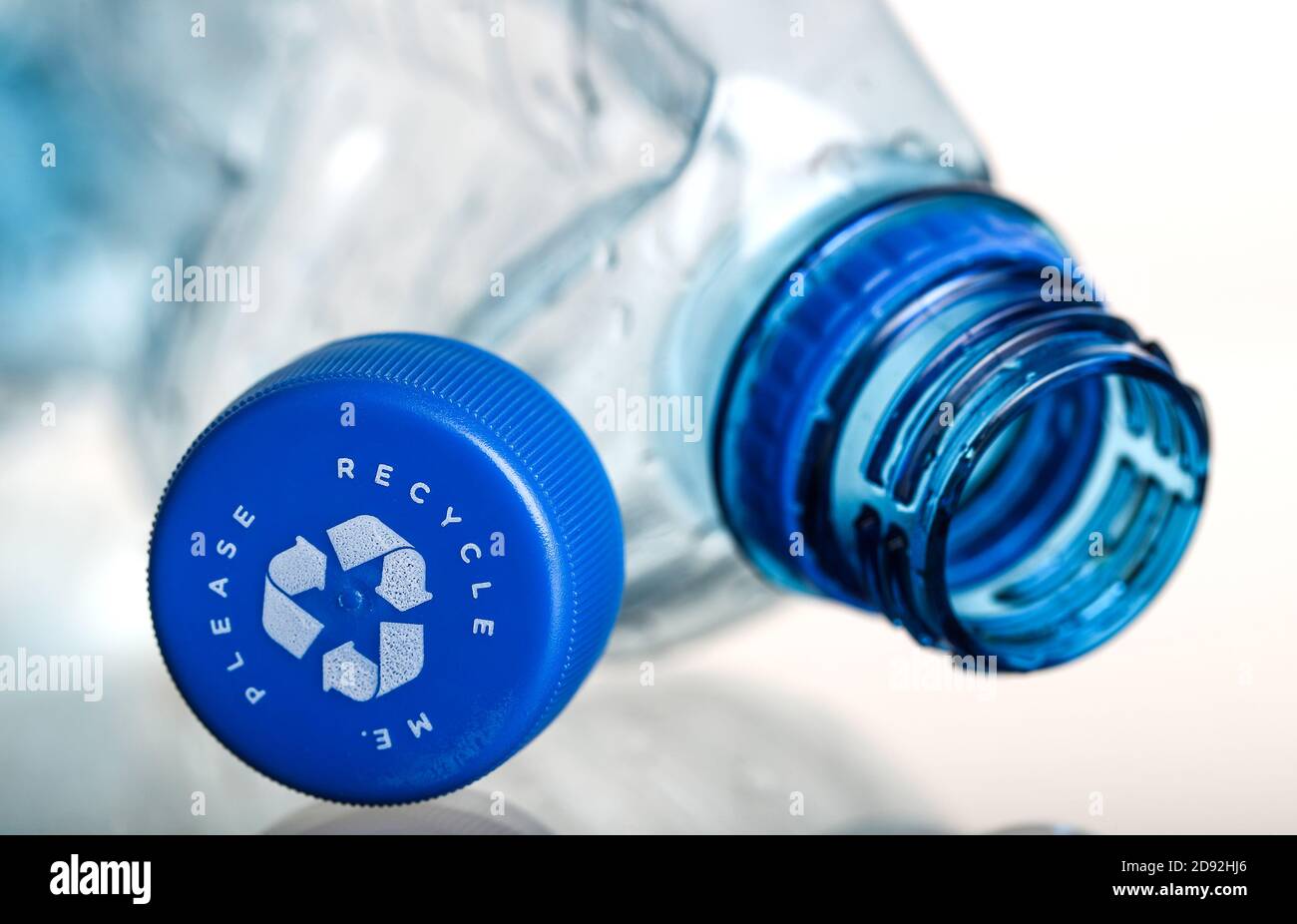 Una bottiglia d'acqua in plastica realizzata al 100% in plastica riciclabile Foto Stock