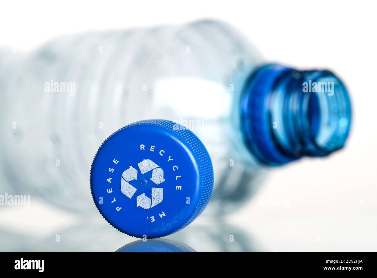 Una bottiglia d'acqua in plastica realizzata al 100% in plastica riciclabile Foto Stock