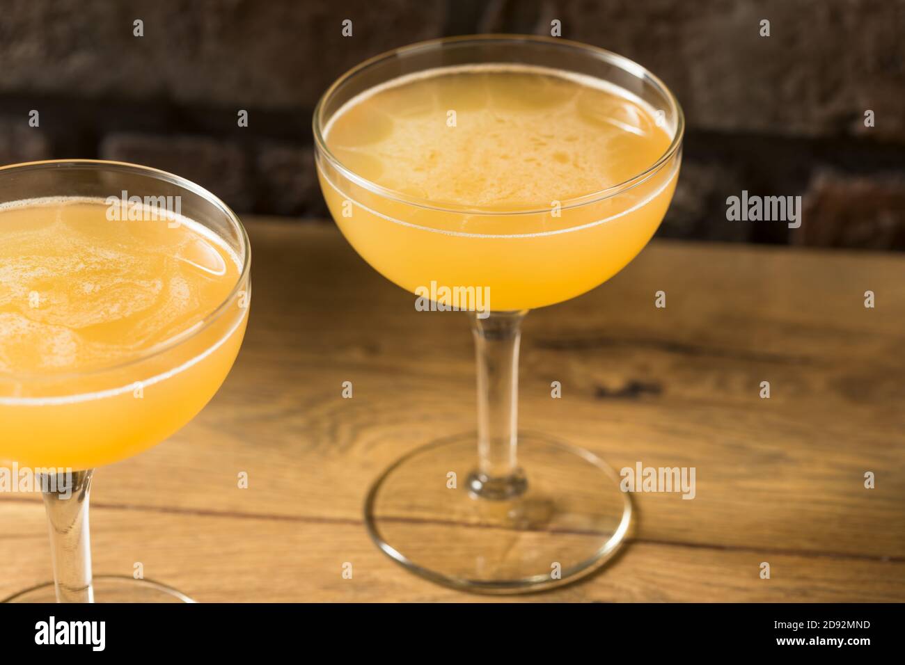 Cognac rinfrescante boozy tra le lenzuola cocktail con Rum e. Limone Foto Stock