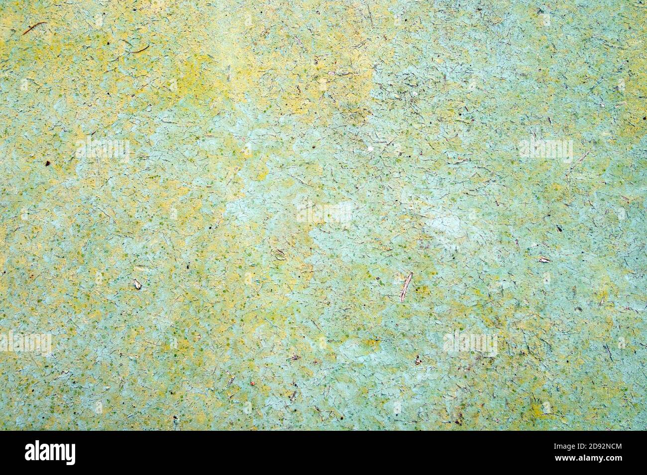 vecchio sfondo dipinto incrinato, parete testurizzata di colore verde, giallo e blu Foto Stock