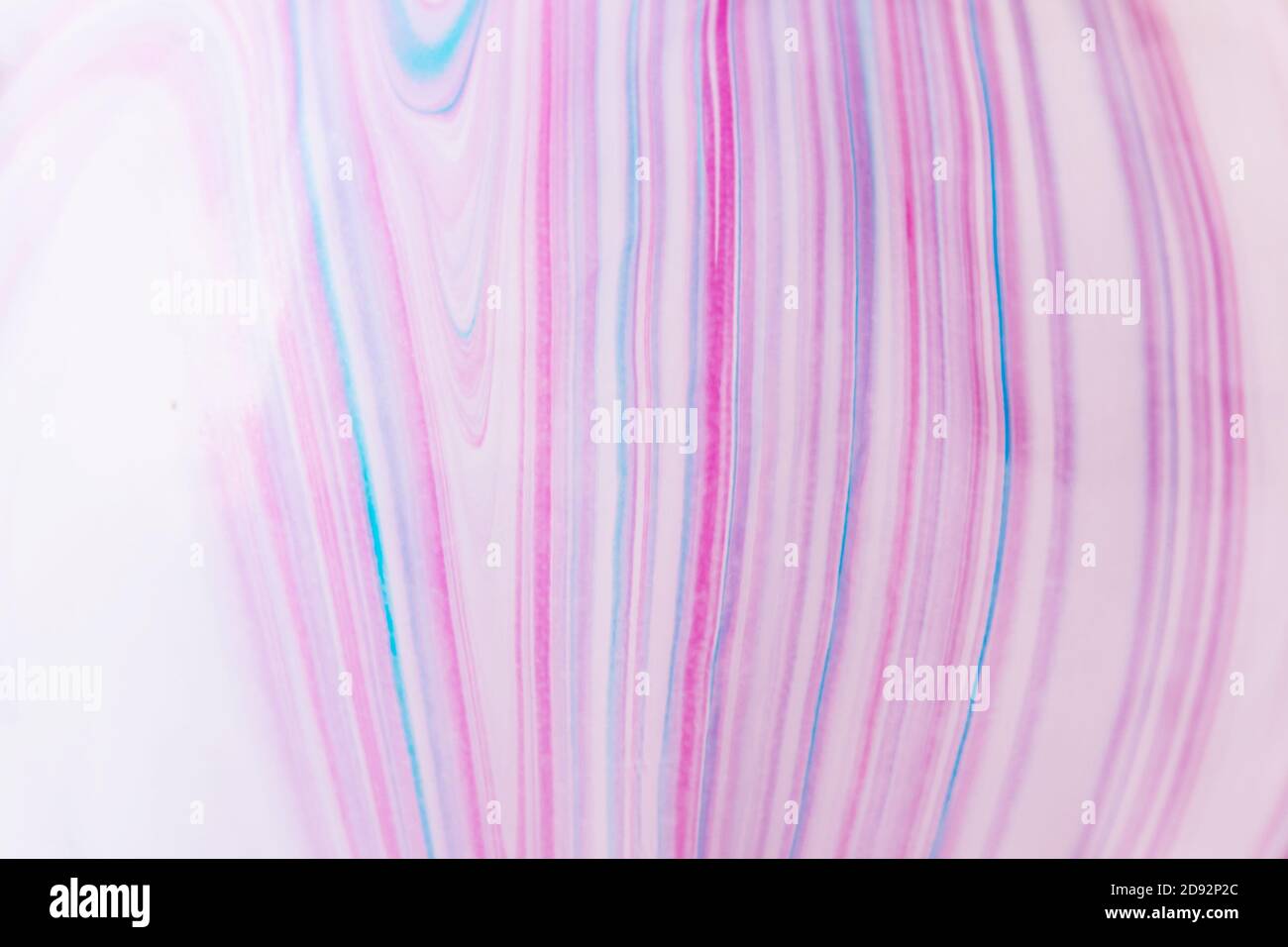 Sfondo astratto con strisce blu e rosa su bianco Foto Stock