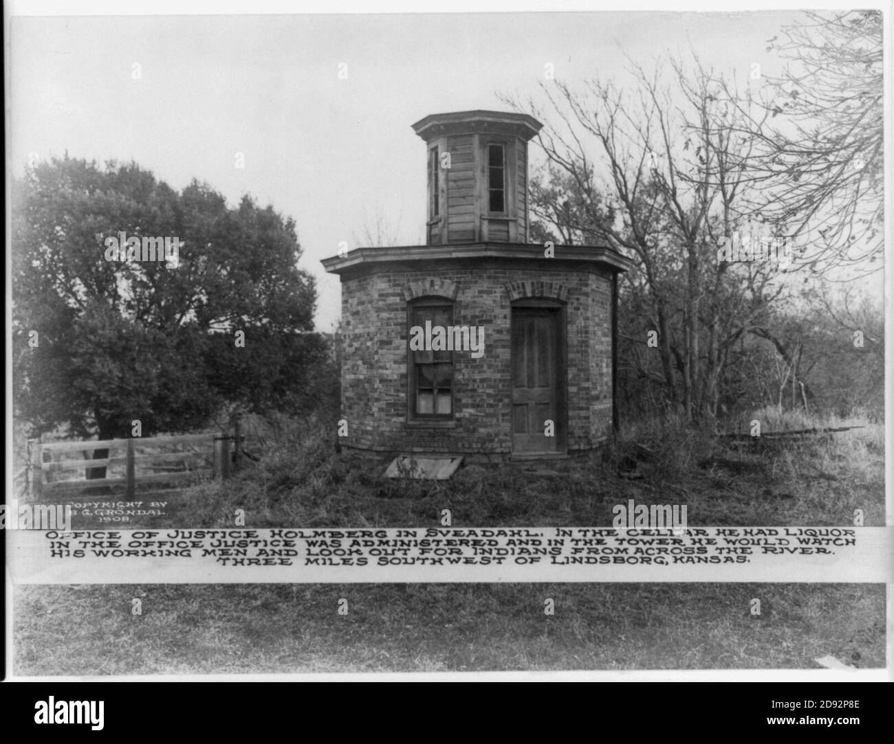 Kansas - Lindsborg - Ufficio di Giustizia Holmberg in Sveadahl, 3 miglia a SW di Lindsborg; ottagonale edificio di mattoni con oct. torre di legno Foto Stock