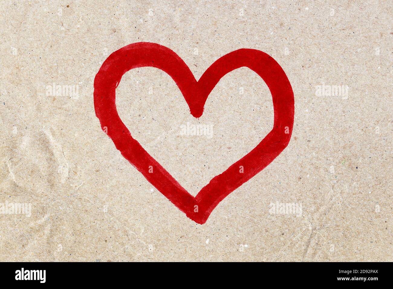 cuore rosso acquerello dipinto su carta marrone artigianale Foto Stock