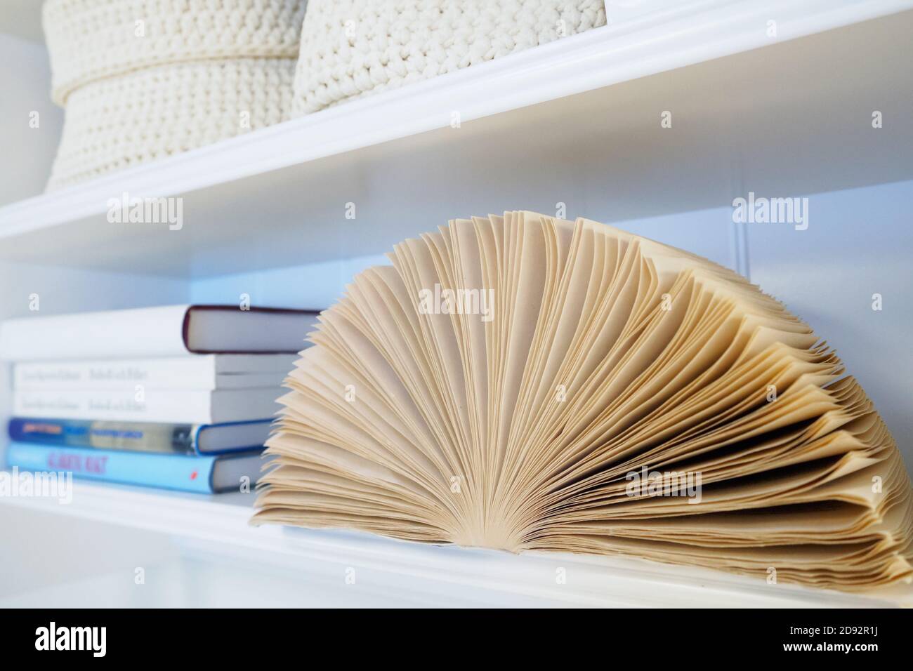 apri il libro con le pagine gialle su una libreria bianca Foto Stock