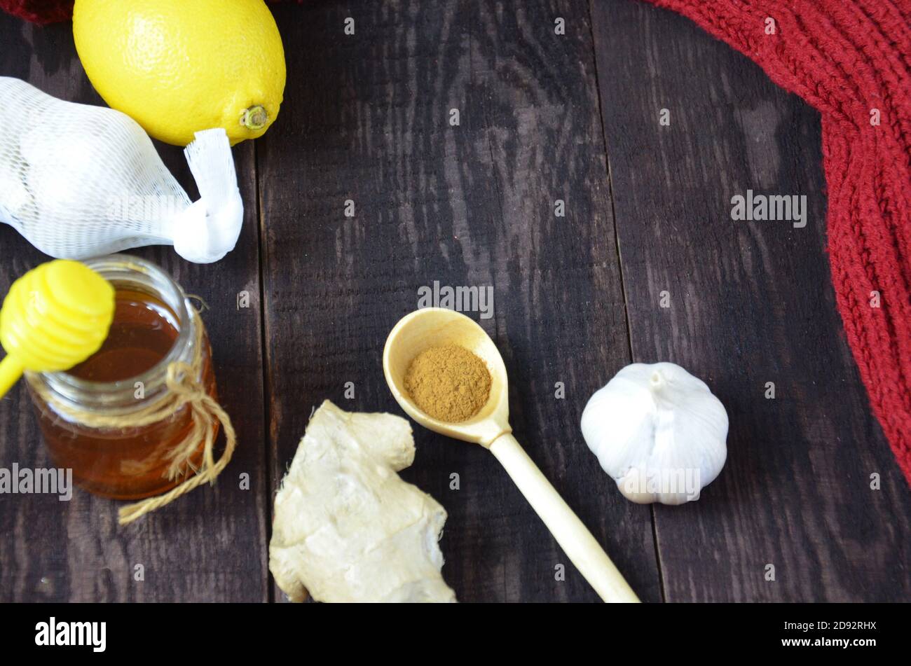 Il miele, aglio, erbe e limone e zenzero - medicina naturale, cibo sano Foto Stock