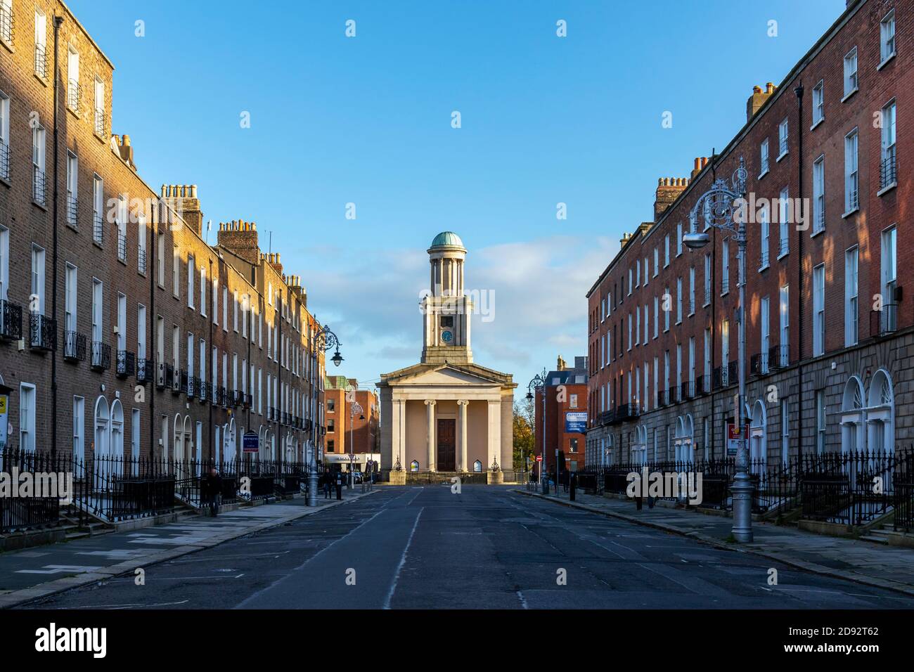 Terrazze georgiane di Upper Mount Street che conducono alla Chiesa del canister di Pepper (St Stephen's Church), cappella storica costruita dalla Chiesa d'Irlanda 1824 Foto Stock