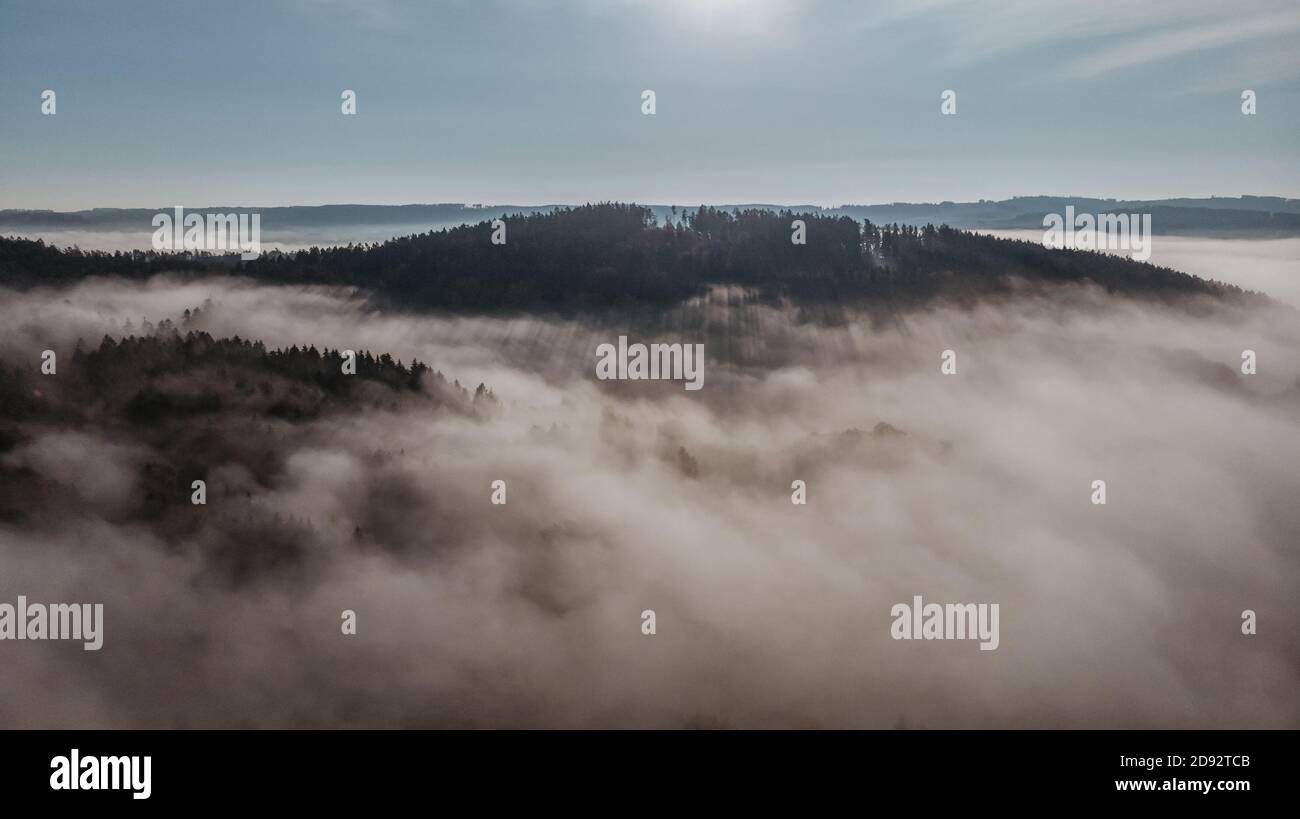 Vista aerea del paesaggio nebbioso del mattino. Autunno tranquillo scenario. Atmosfera misty calma. Drone foto della montagna ceca Velky Blanik. Alberi in nebbia. Foto Stock