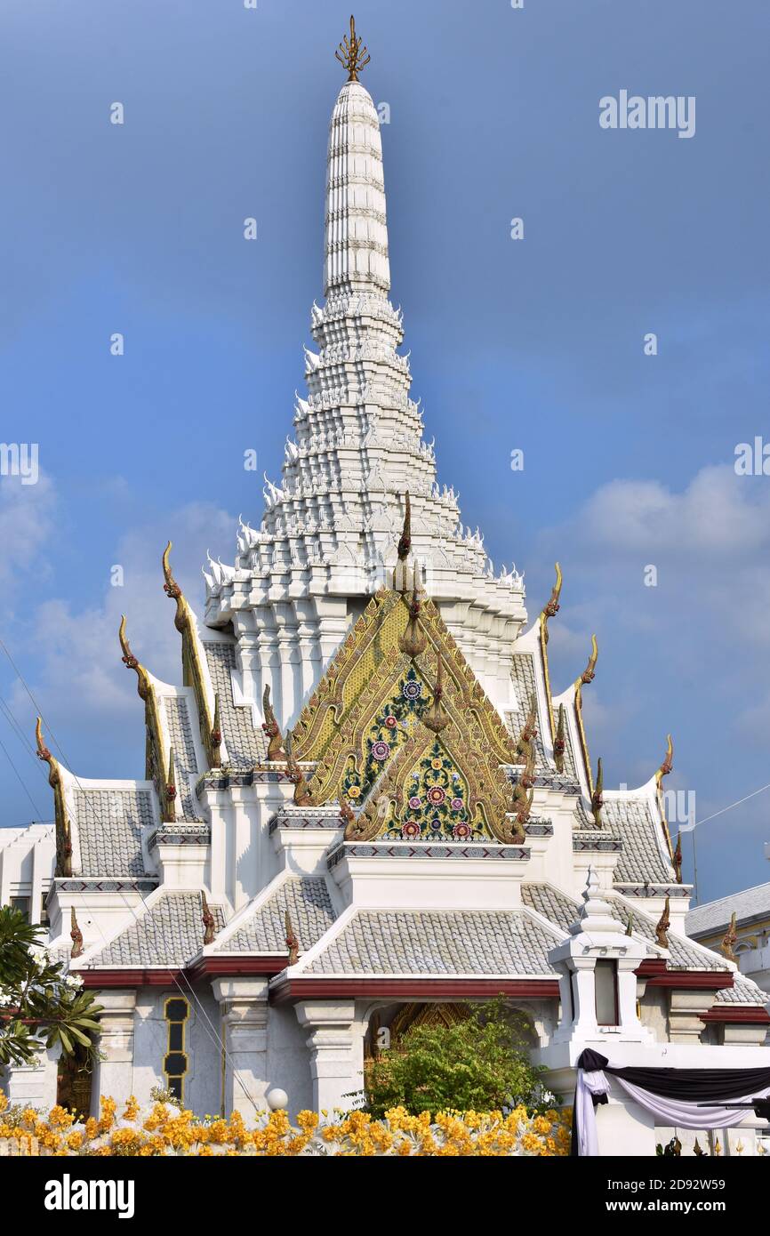 Primo piano di Wat Lak Muang, punto di riferimento della città nel cuore di Bangkok, Thailandia, durante il periodo di lutto dei funerali di Re Rama 9. Foto Stock
