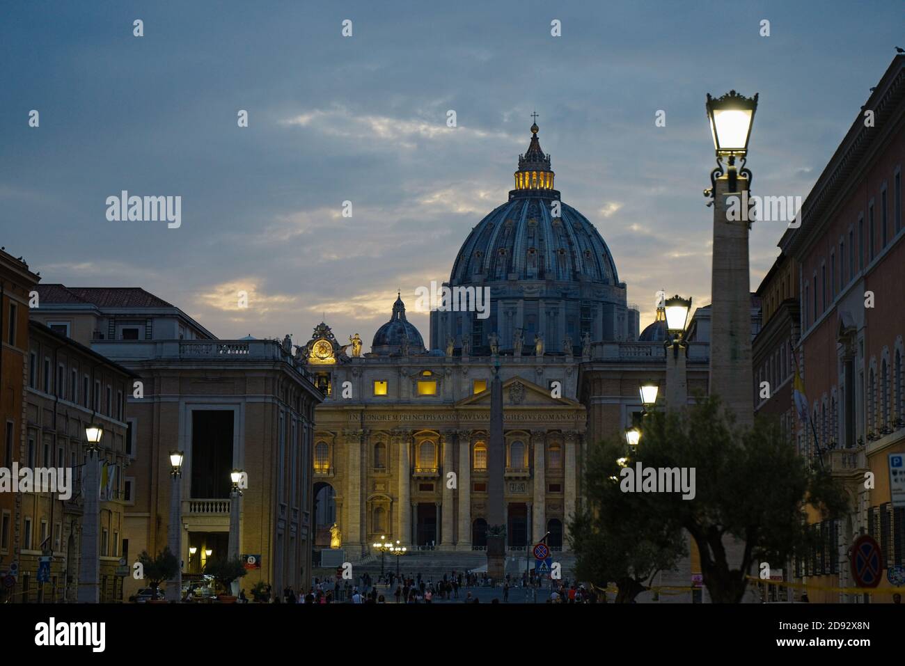 Via della conciliazione e Basilica di San Pietro al tramonto Roma Foto Stock