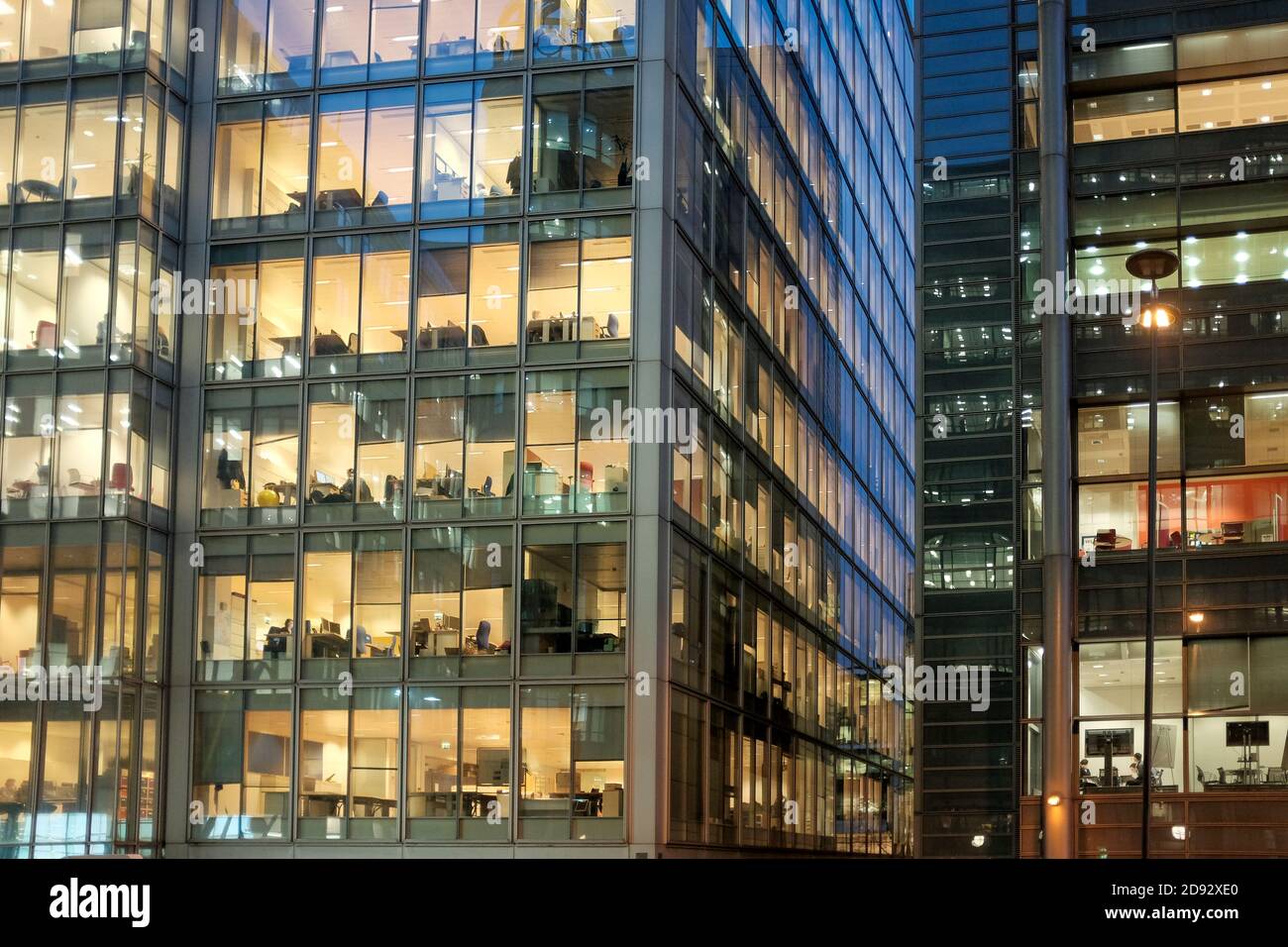 Uffici illuminati a inizio serata, City of London, UK Foto Stock