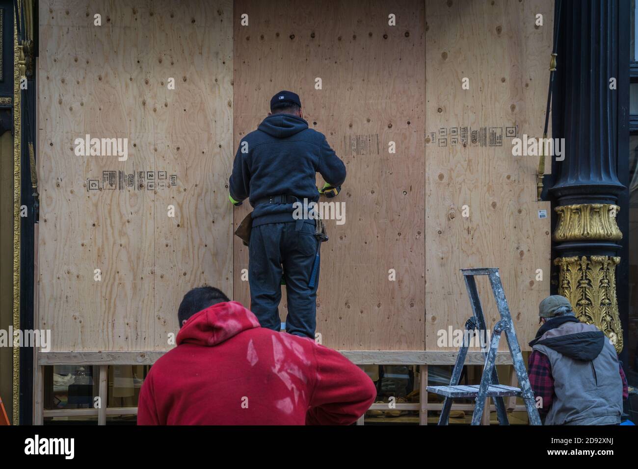 New York City, Stati Uniti. 02 novembre 2020. I negozi di New York City continuano a prepararsi per le possibili elezioni notturne, che si sono imbarcati sulle loro vetrine il 2 novembre 2020. (Foto di Steve Sanchez/Sipa USA) Credit: Sipa USA/Alamy Live News Foto Stock