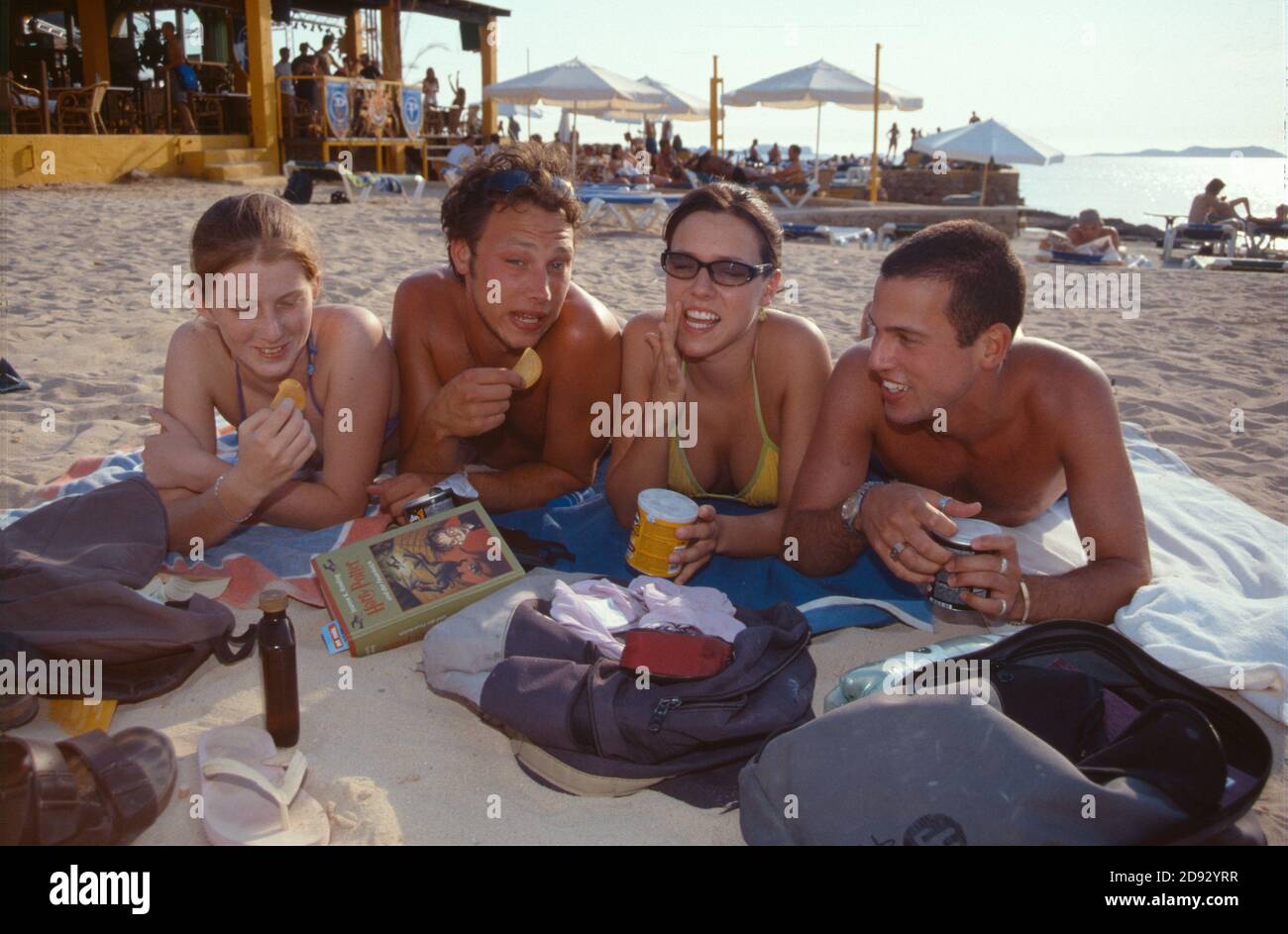Vacanzieri sulla spiaggia 2001 luglio a San Antonio Ibiza Isole Baleari Spagna. Foto Stock