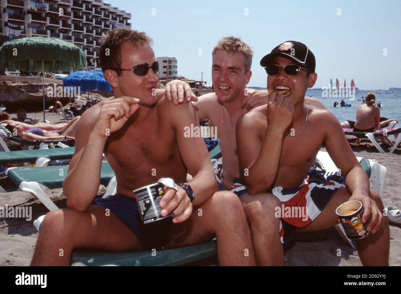 Vacanzieri sulla spiaggia 2001 luglio a San Antonio Ibiza Isole Baleari Spagna. Foto Stock