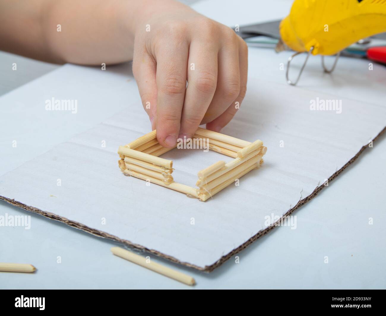 step-by-step istruzioni per la creazione di una casa da bastoni di bambù. creatività dei bambini, lavoro manuale, classi online. punto 3. creazione di aperture per f Foto Stock