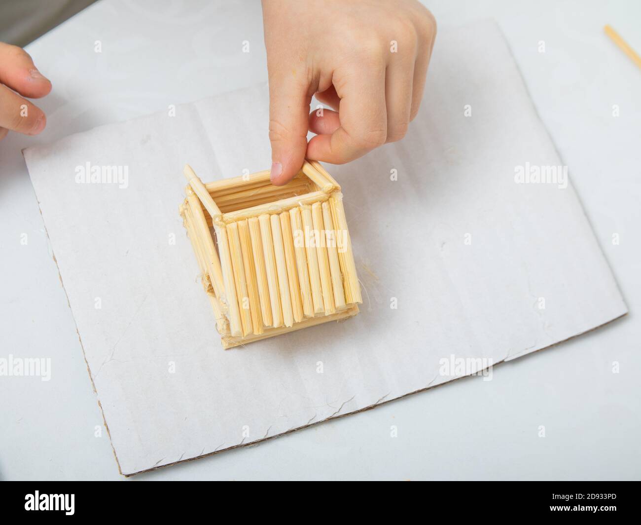 step-by-step istruzioni per la creazione di una casa da bastoni di bambù. creatività dei bambini, lavoro manuale, classi online. step 6. costruzione del roo Foto Stock