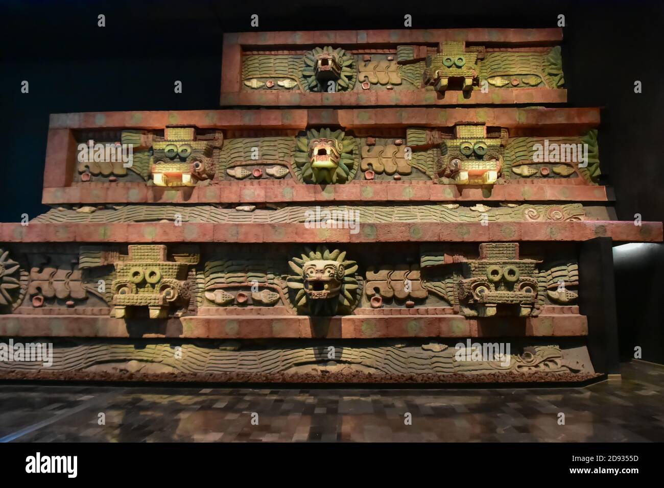 Riproduzione del Tempio del serpente piume a Teotihuacan, nel Museo Nazionale di Antropologia, Città del Messico Foto Stock