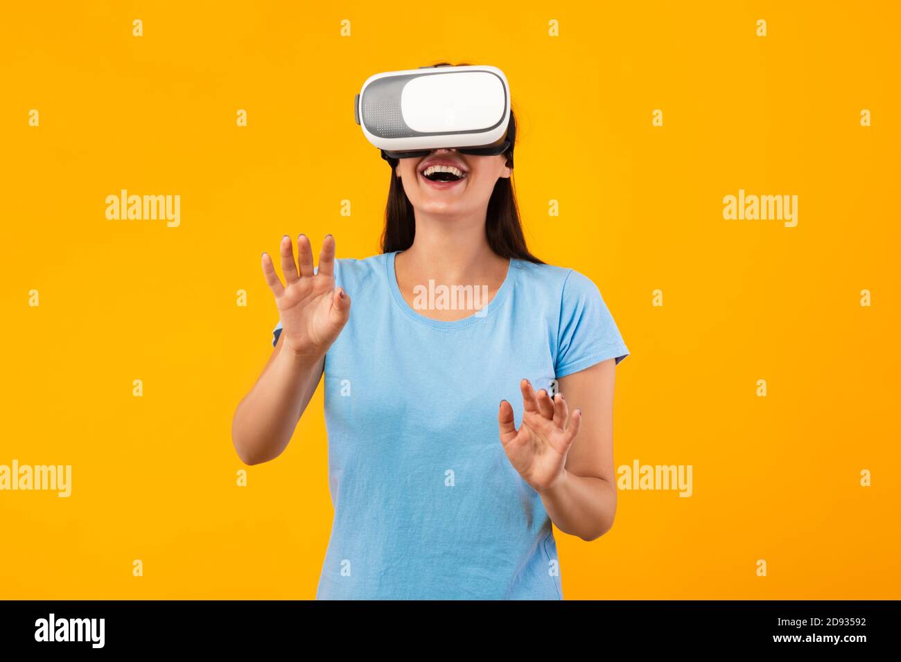 Donna che indossa cuffie per realtà virtuale in studio Foto Stock