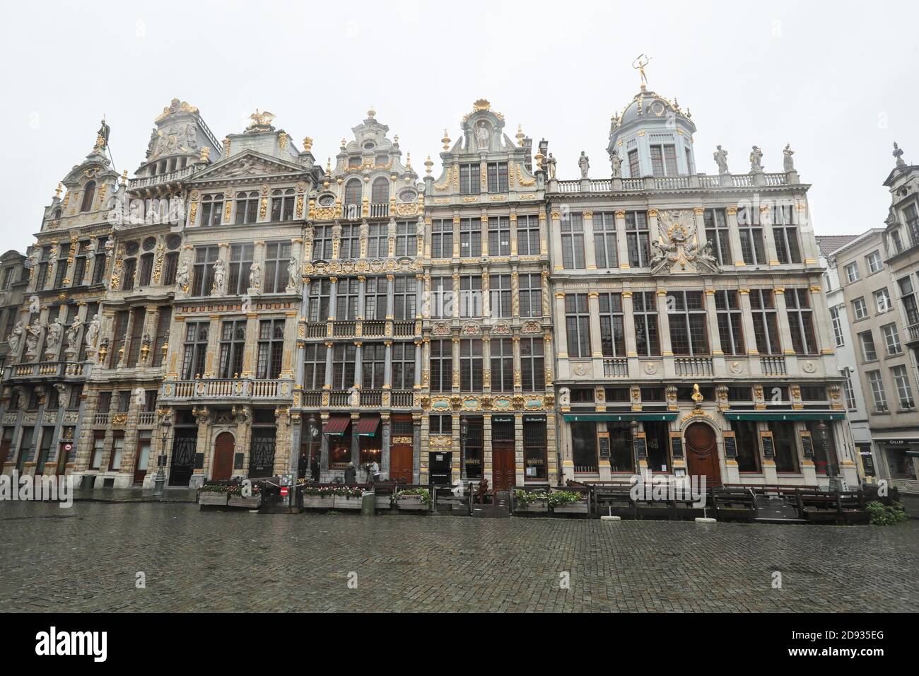 Bruxelles, Belgio. 2 Nov 2020. Poche persone sono viste alla Grand Place di Bruxelles, Belgio, 2 novembre 2020. A partire dal 2 novembre, il Belgio si è spostato verso un blocco più severo, con regole valide in tutto il paese per combattere contro COVID-19. Secondo le regole, tutte le imprese non essenziali devono chiudere. I negozi di alimentari e i supermercati rimangono aperti. Credit: Zheng Huansong/Xinhua/Alamy Live News Foto Stock