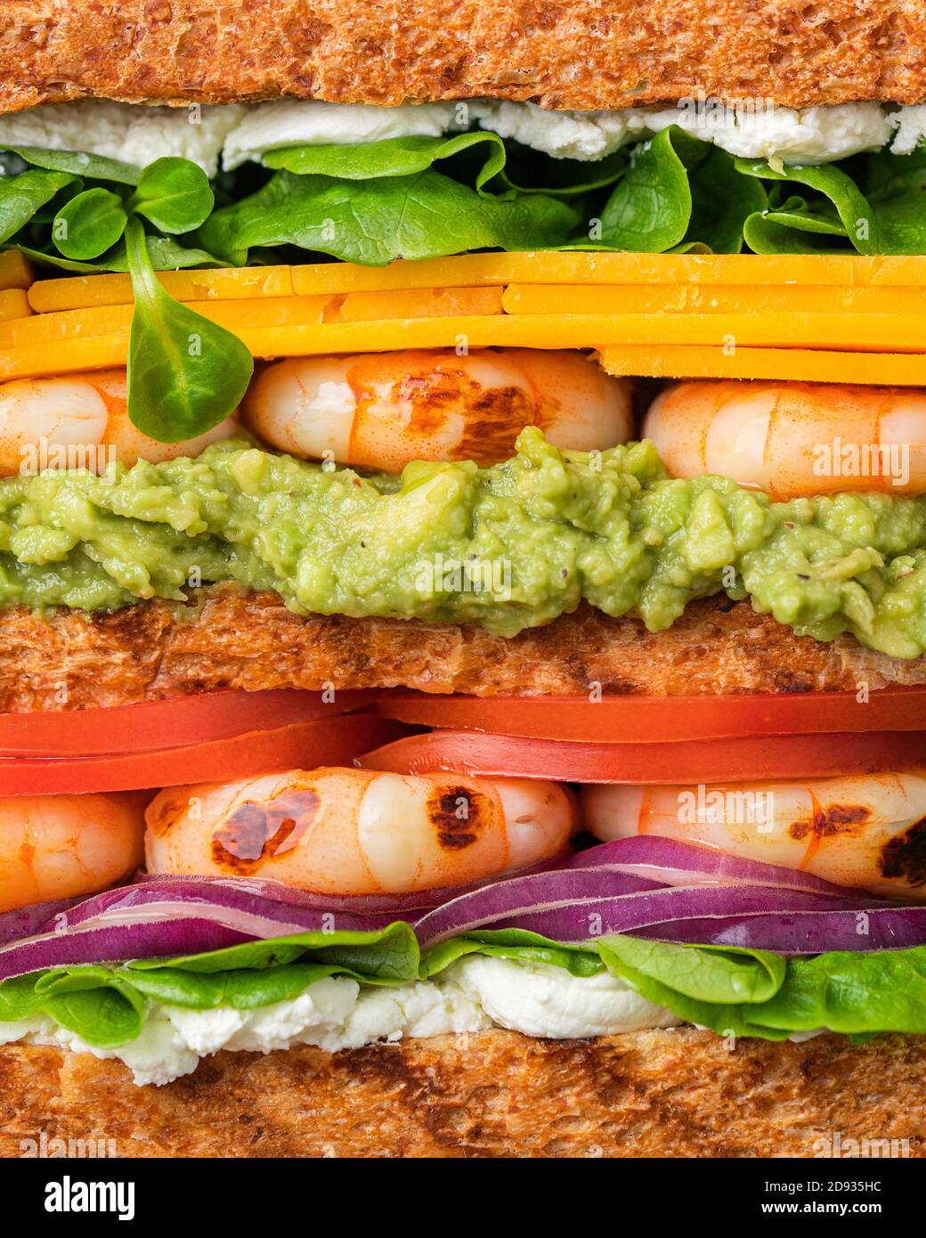 Club sandwich con gamberi, pomodori, formaggio, cipolle, avocado. Foto full frame creativa. Foto Stock