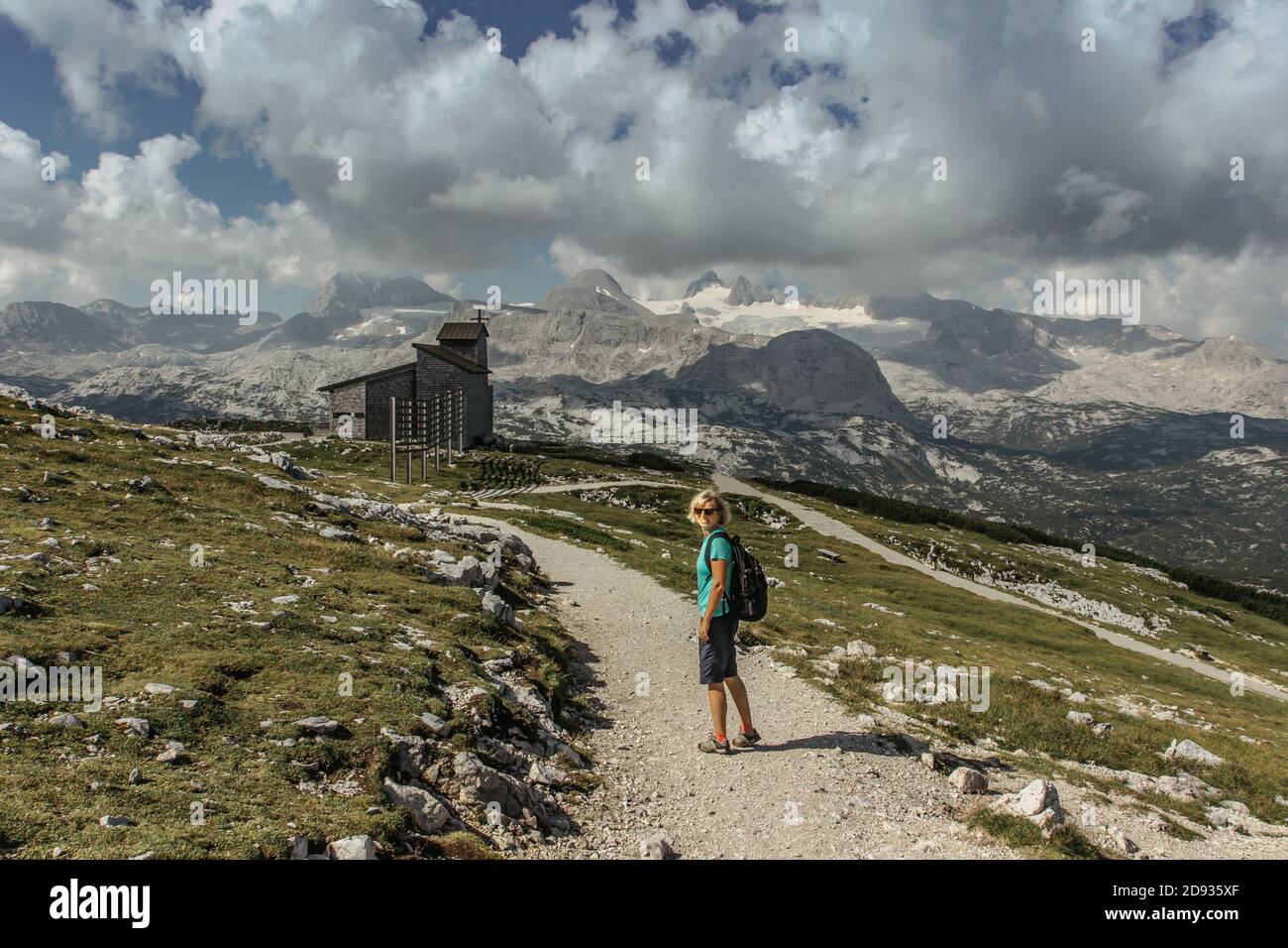Paesaggio panoramico estivo delle Alpi austriache da Krippenstein.Travel sano Stile di vita scene.Backpacker godendo la vista della montagna panorama.Successful Foto Stock