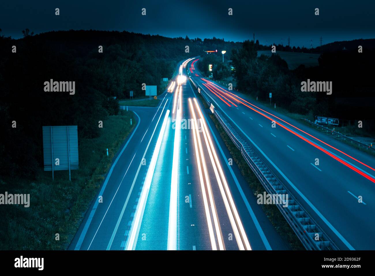 Foto a lunga esposizione di un'autostrada Foto Stock